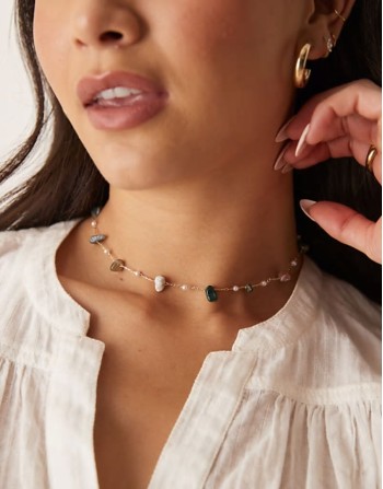 short necklace with mixed sized semi precious chippings in gold tone